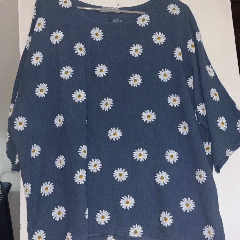 LV CLOTHING MADE IN ITALY BLUE TOP WITH FLOWER DESIGN S/S OVERSIZED EXTRA LARGE